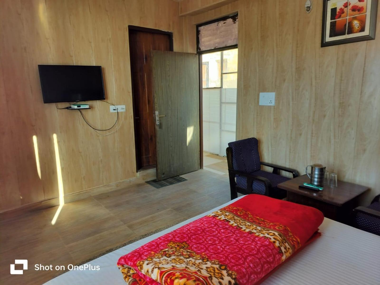 Silver Dew Resorts And Restaurant Dhanaulti Exterior photo